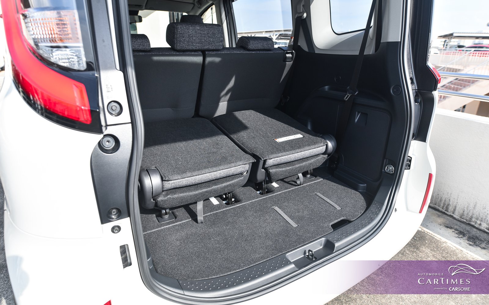 Toyota Sienta Hybrid photo 13